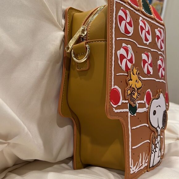 Loungefly Peanuts Snoopy Scented Gingerbread House Figural Crossbody Bag NWT - Picture 3 of 9